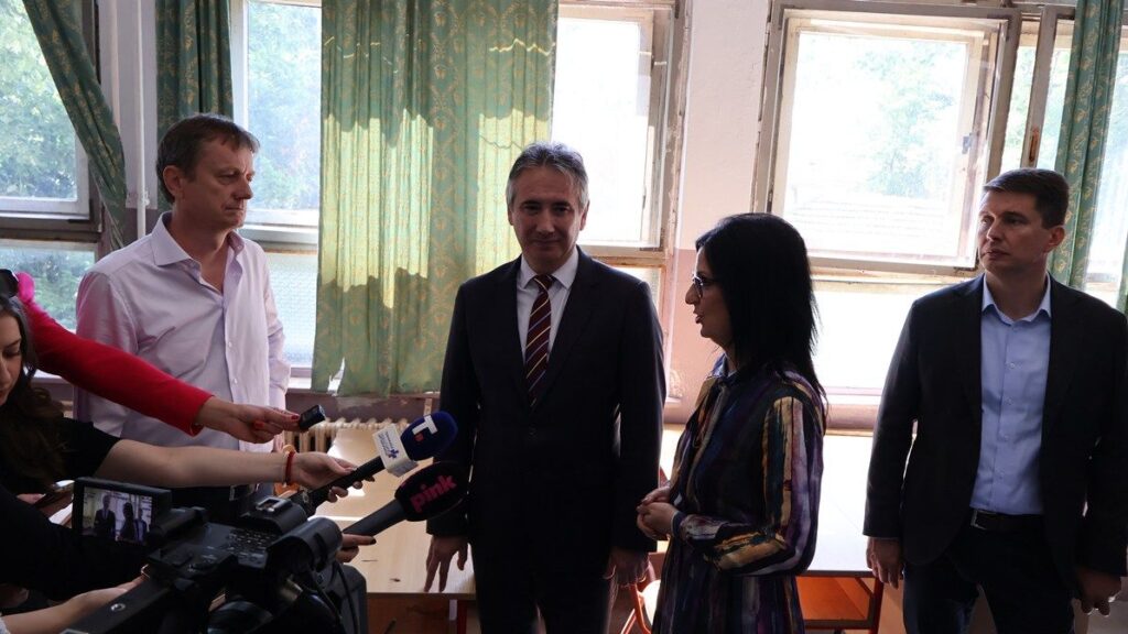 Potpisan ugovor o rekonstrukciji OŠ "Dositej Obradović", učenici u novoj školskoj godini u Vukovoj školi i Gimnaziji 5 13909 0ksqv4OqWZ7M 1200