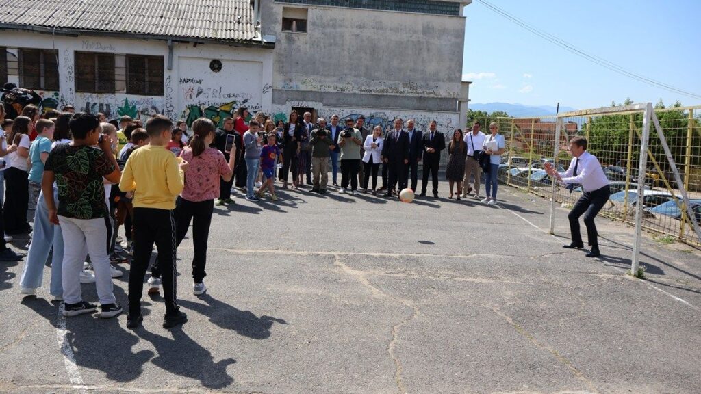 Potpisan ugovor o rekonstrukciji OŠ "Dositej Obradović", učenici u novoj školskoj godini u Vukovoj školi i Gimnaziji 7 13909 6OKOqlbqEfWZ 1200