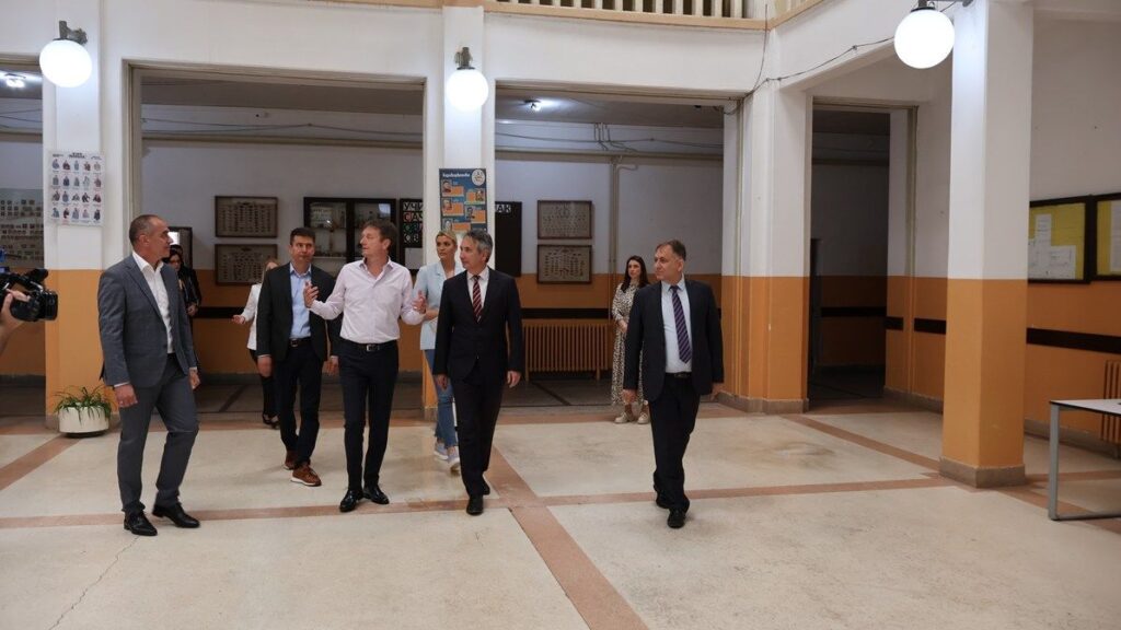 Potpisan ugovor o rekonstrukciji OŠ "Dositej Obradović", učenici u novoj školskoj godini u Vukovoj školi i Gimnaziji 4 13909 c5VYcQs16nKd 1200