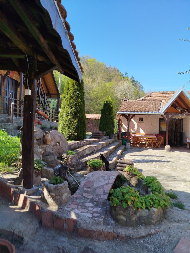 Etno selo u Trgovištu ne zaslužuje katanac 2 t2 kroz selo tece potocic