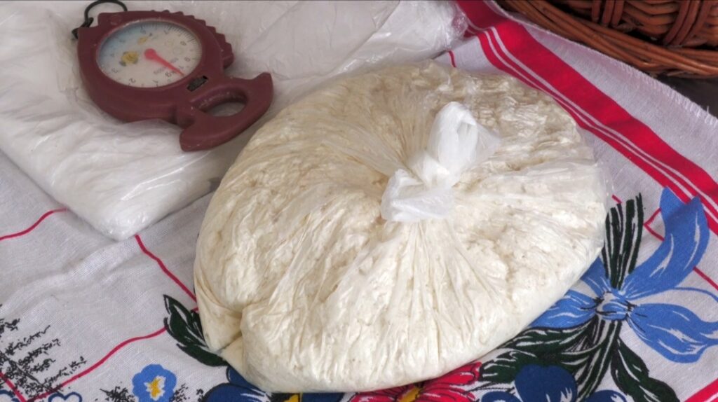 Pijaca koja ne spava: Od 5 ujutru traktorom iz Gornjeg Jabukova, Danka već 3 decenije čuva ukus domaćeg sira 3 1000051194