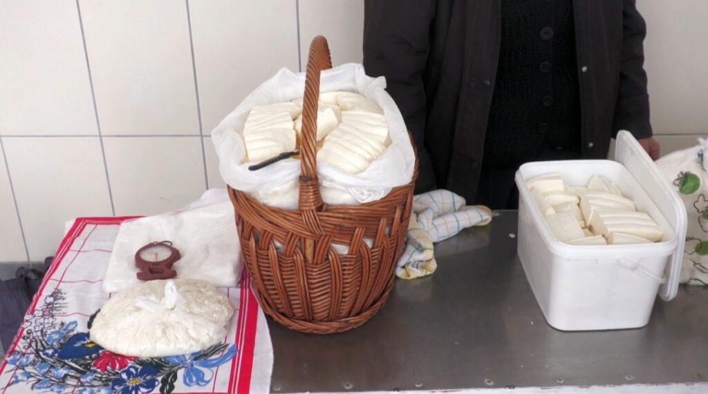 Pijaca koja ne spava: Od 5 ujutru traktorom iz Gornjeg Jabukova, Danka već 3 decenije čuva ukus domaćeg sira 2 1000051195