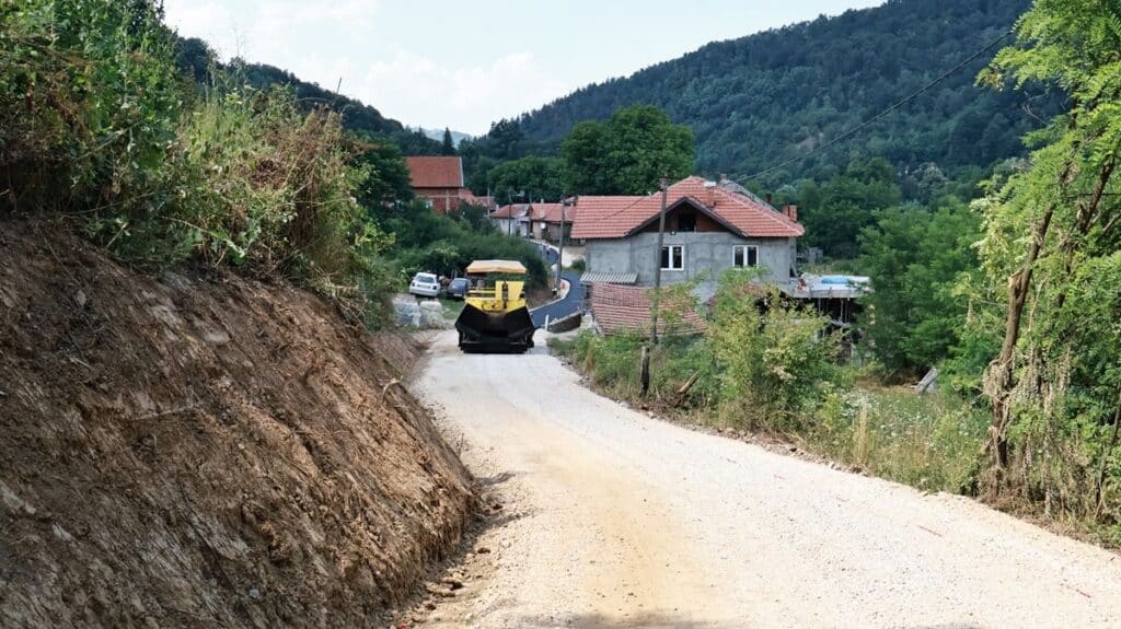 Asfaltira se put u Golemom Selu: Rešava se višedecenijski problem meštana 5 golemoseloasfaltiranjeee
