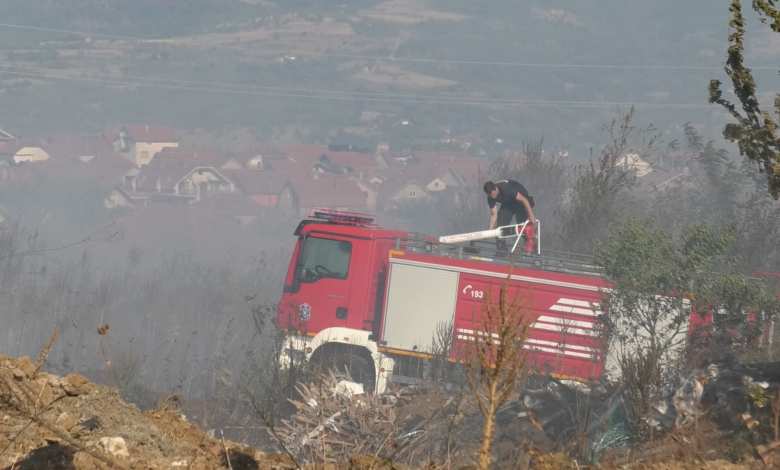 Veliki požar u selu Breznica kod Bujanovca, vatra za sada nije zahvatila domaćinstva 1 pozarvatrogasci